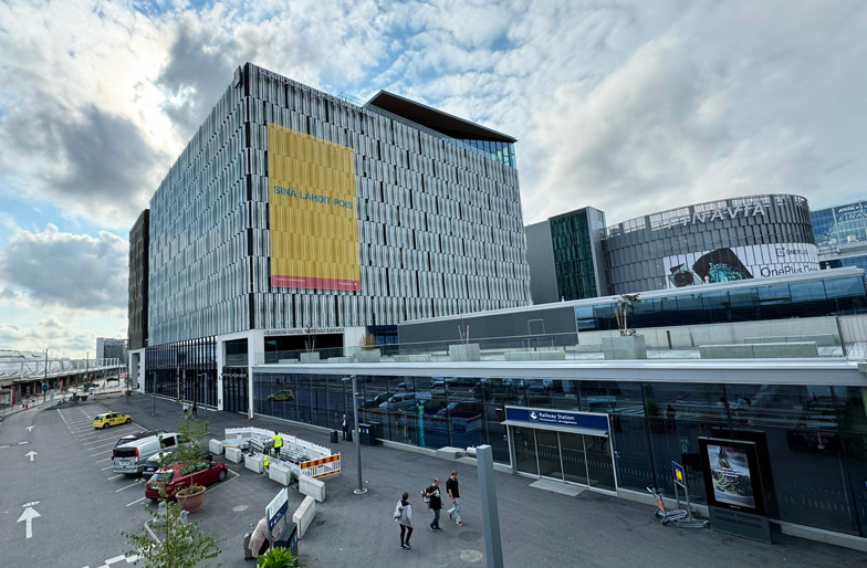 Yleisnäkymä hotellirakennuksesta.