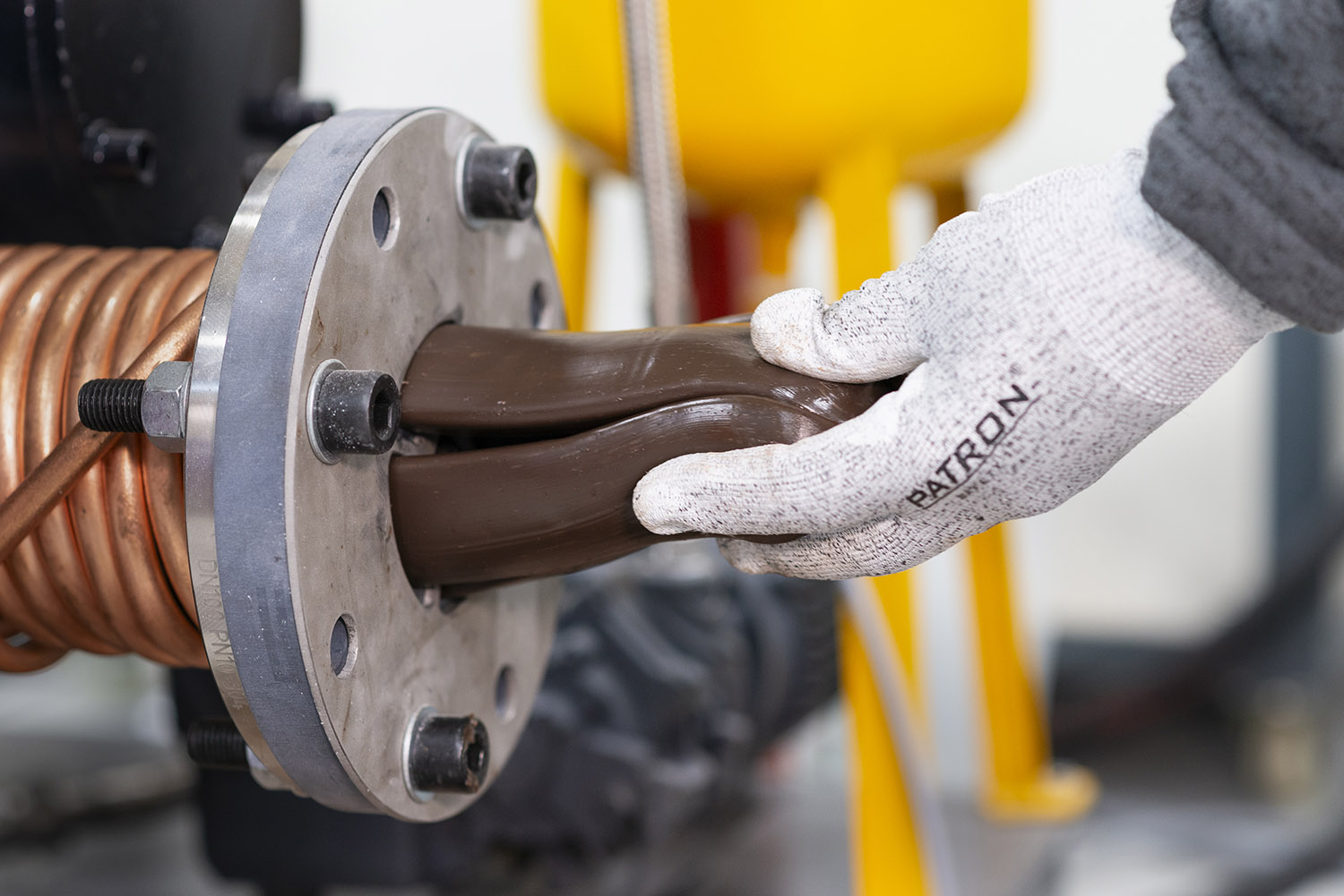 Pursotetaan valmiiksi sekoitettua elastomeeria, joka sisältää sivuvirroista saatua materiaalia.